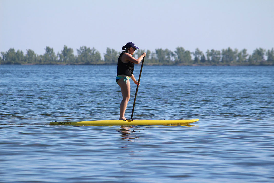 woman paddles a cheap standup paddleboard