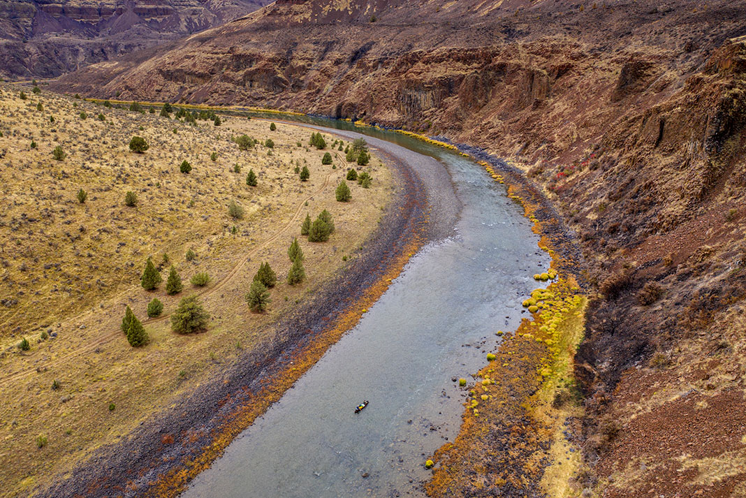 overhead photo as canoeist rounds a bend on the John Day River