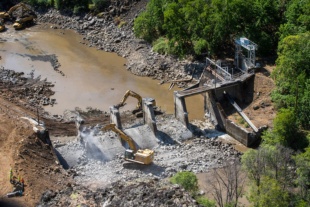 demolition crews deconstruct a dam on the Klamath River